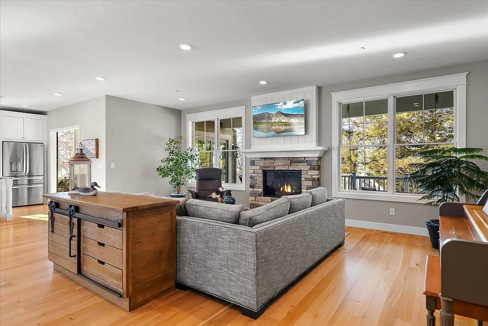 690 Dunegrass Circle Dr, Saugatuck, MI 49453