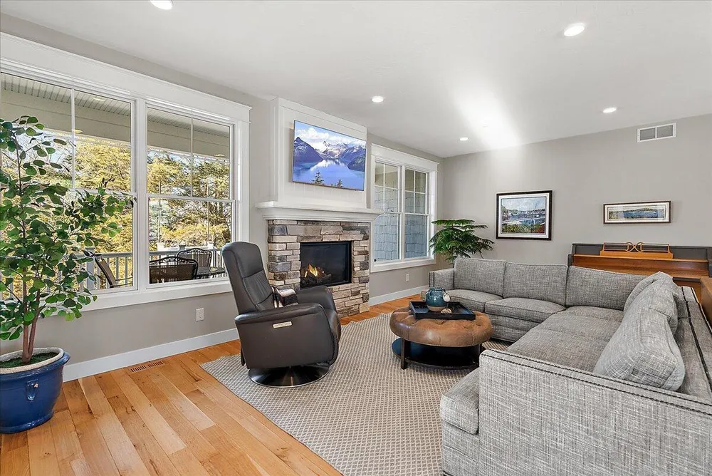 690 Dunegrass Circle Dr, Saugatuck, MI 49453