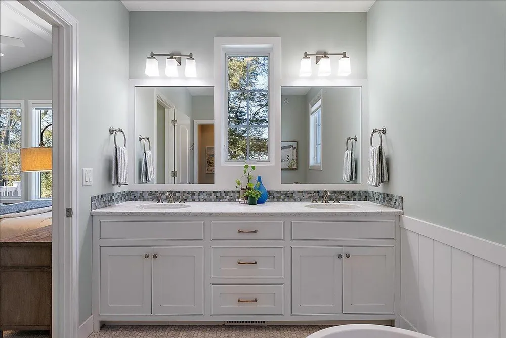 690 Dunegrass Circle Dr, Saugatuck, MI 49453