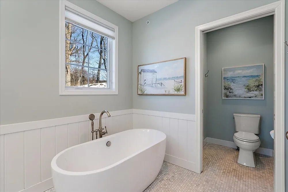 690 Dunegrass Circle Dr, Saugatuck, MI 49453