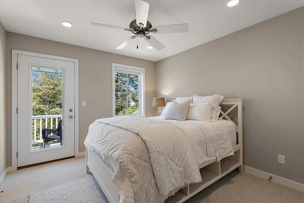 690 Dunegrass Circle Dr, Saugatuck, MI 49453