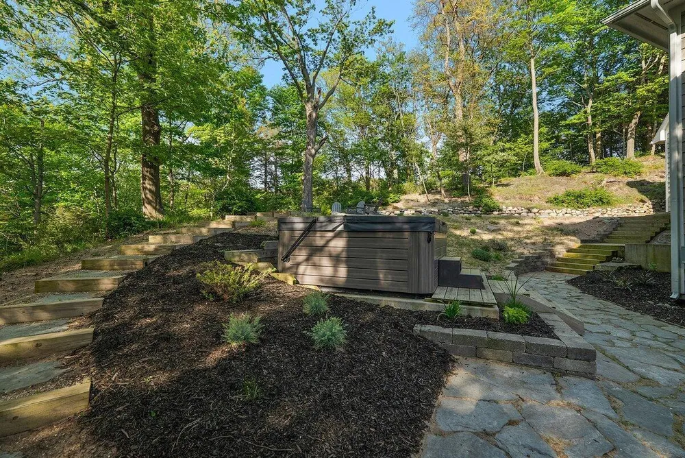 690 Dunegrass Circle Dr, Saugatuck, MI 49453