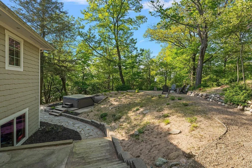 690 Dunegrass Circle Dr, Saugatuck, MI 49453