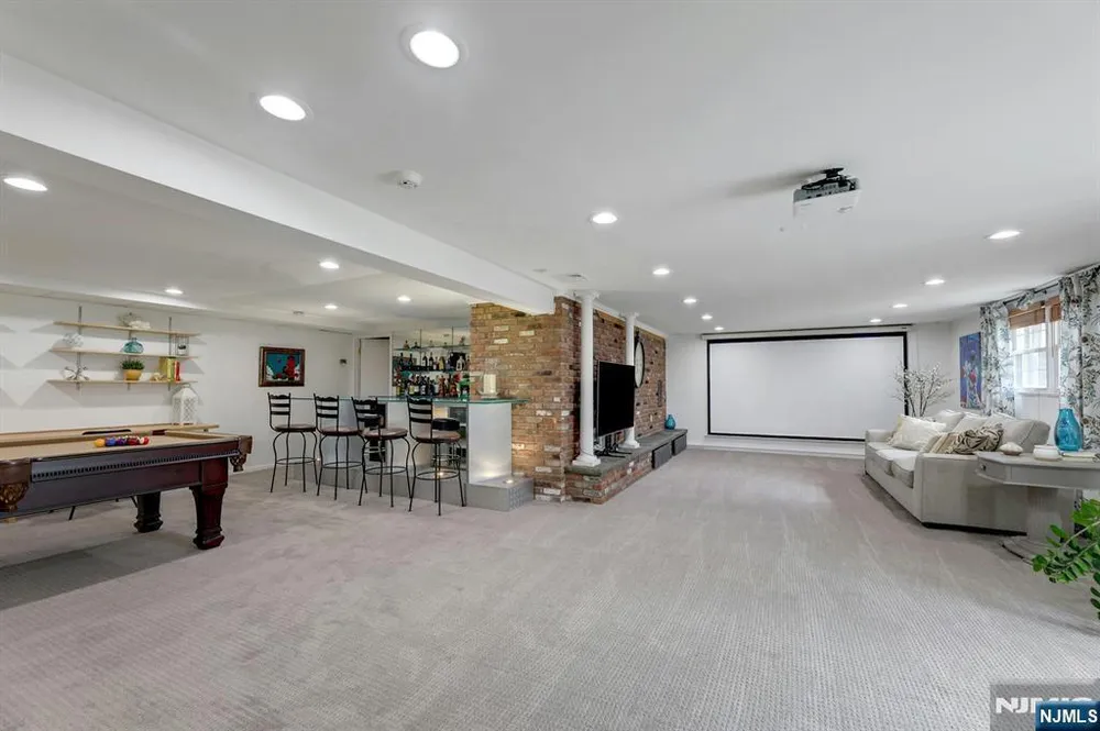 105 Apple Ridge Rd, Woodcliff Lake, NJ 07677