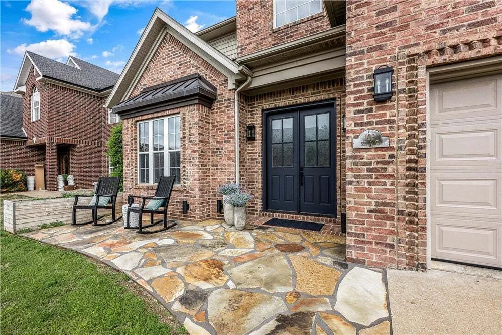 109 SE G Ct, Bentonville, AR 72712