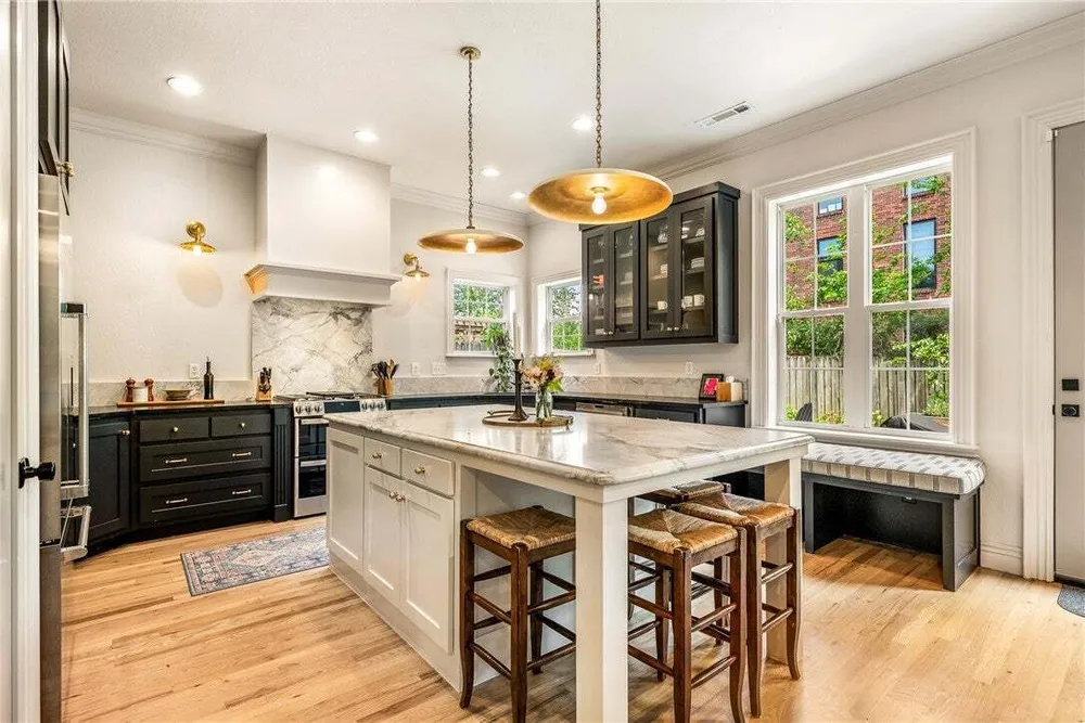 109 SE G Ct, Bentonville, AR 72712