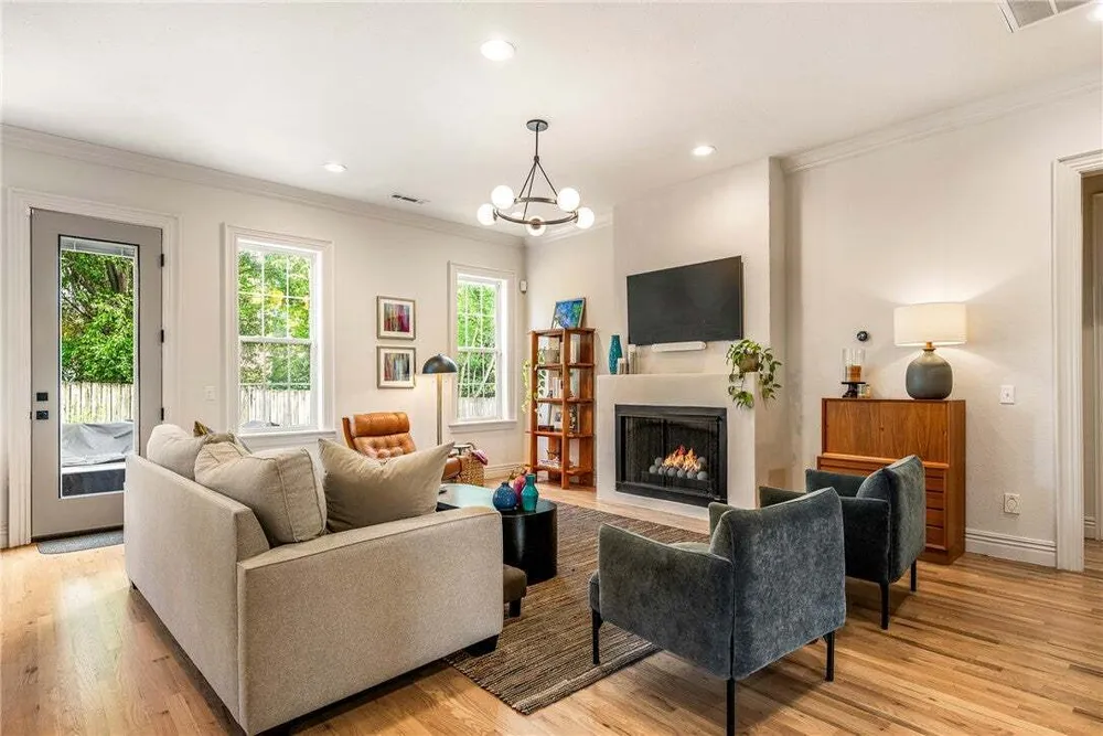 109 SE G Ct, Bentonville, AR 72712