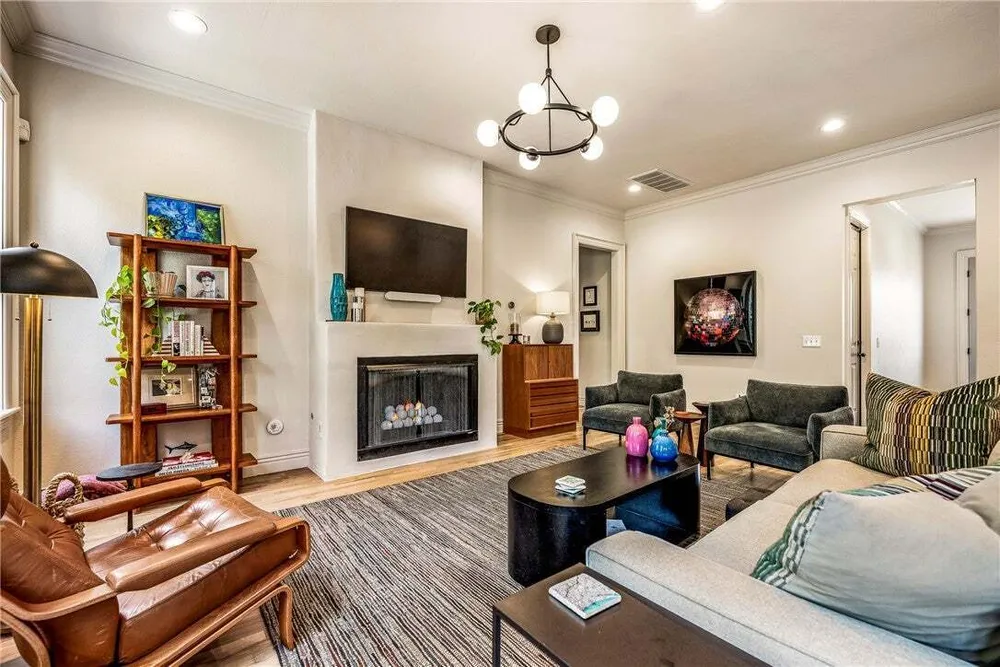 109 SE G Ct, Bentonville, AR 72712
