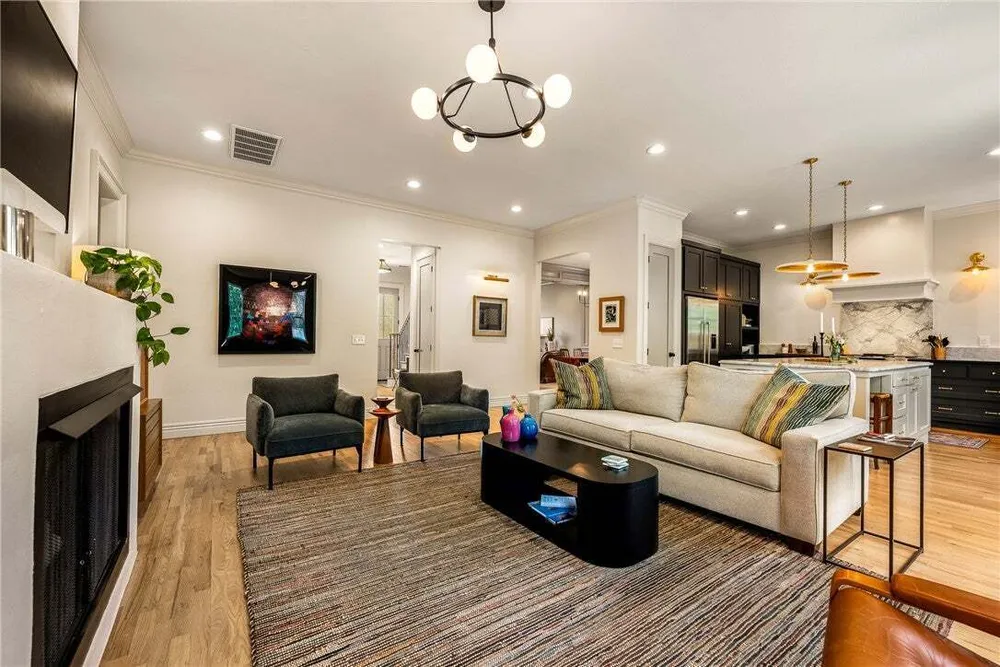 109 SE G Ct, Bentonville, AR 72712