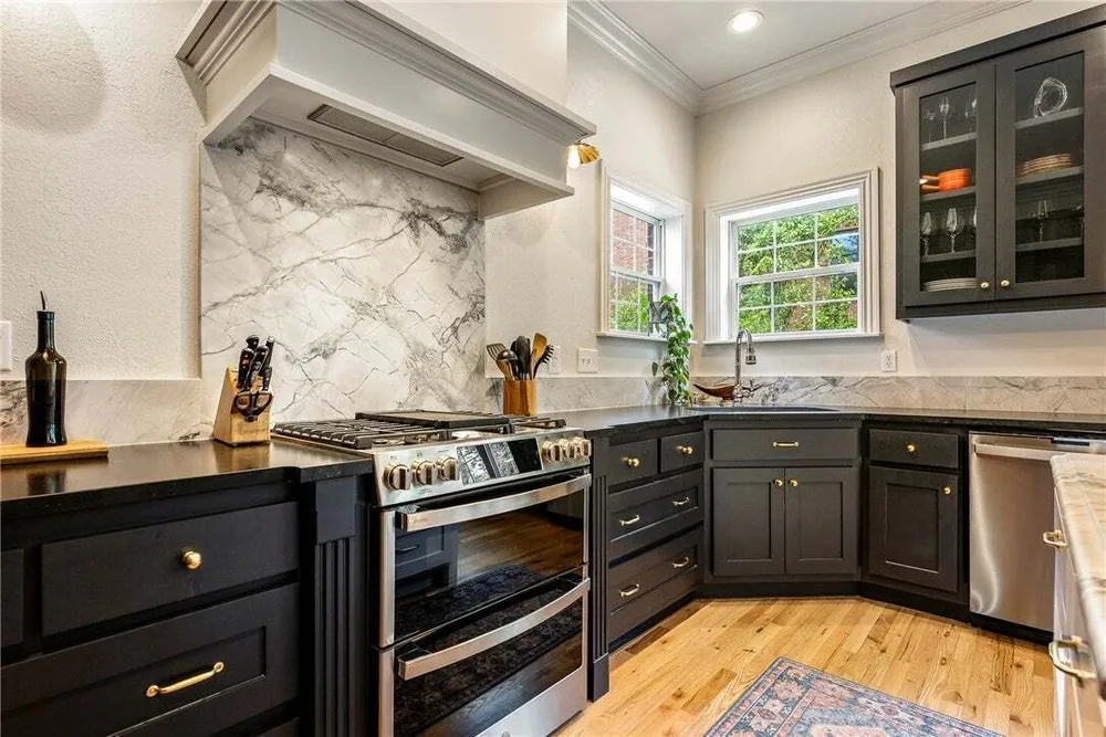 109 SE G Ct, Bentonville, AR 72712