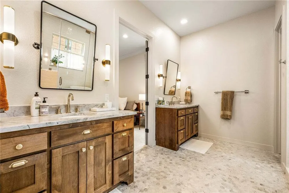 109 SE G Ct, Bentonville, AR 72712