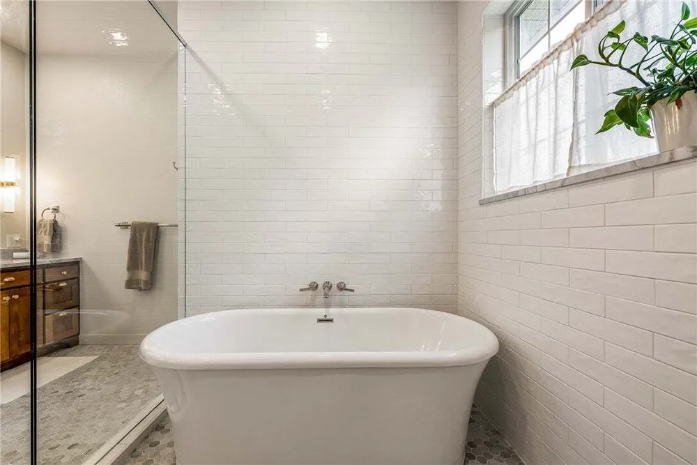 109 SE G Ct, Bentonville, AR 72712