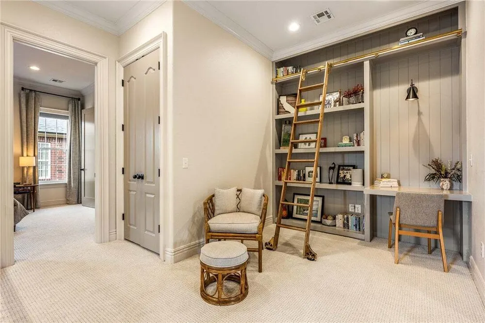109 SE G Ct, Bentonville, AR 72712