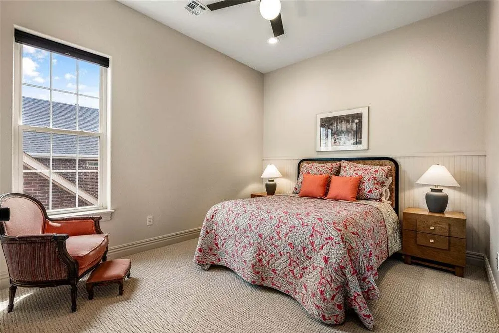 109 SE G Ct, Bentonville, AR 72712