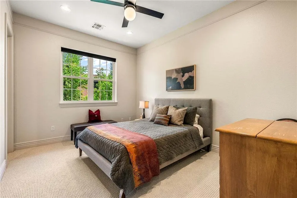 109 SE G Ct, Bentonville, AR 72712