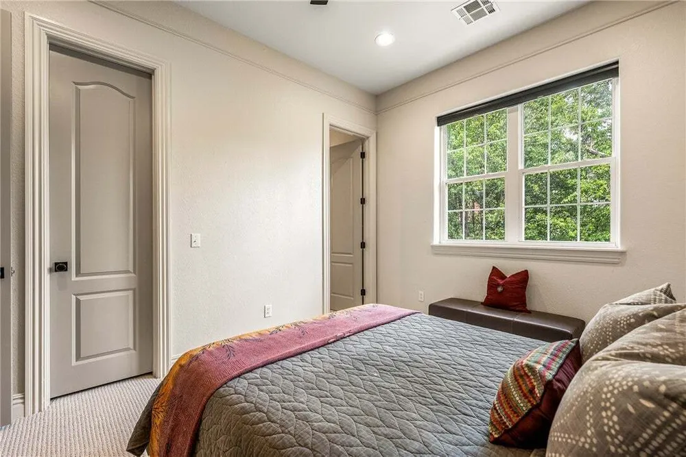 109 SE G Ct, Bentonville, AR 72712