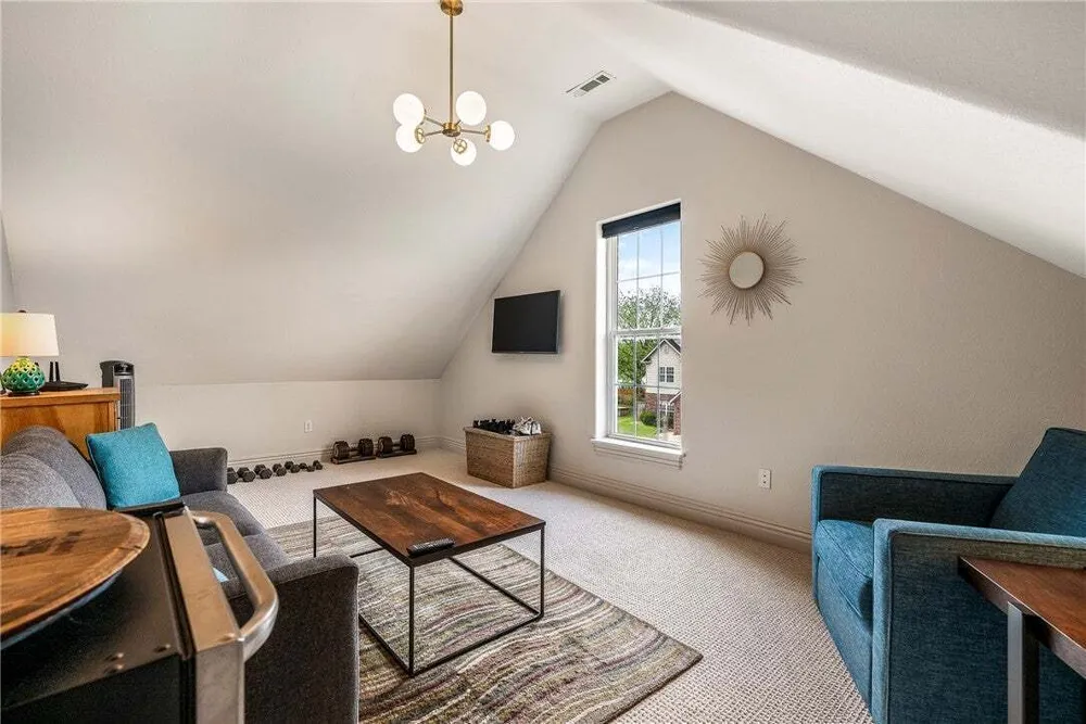 109 SE G Ct, Bentonville, AR 72712