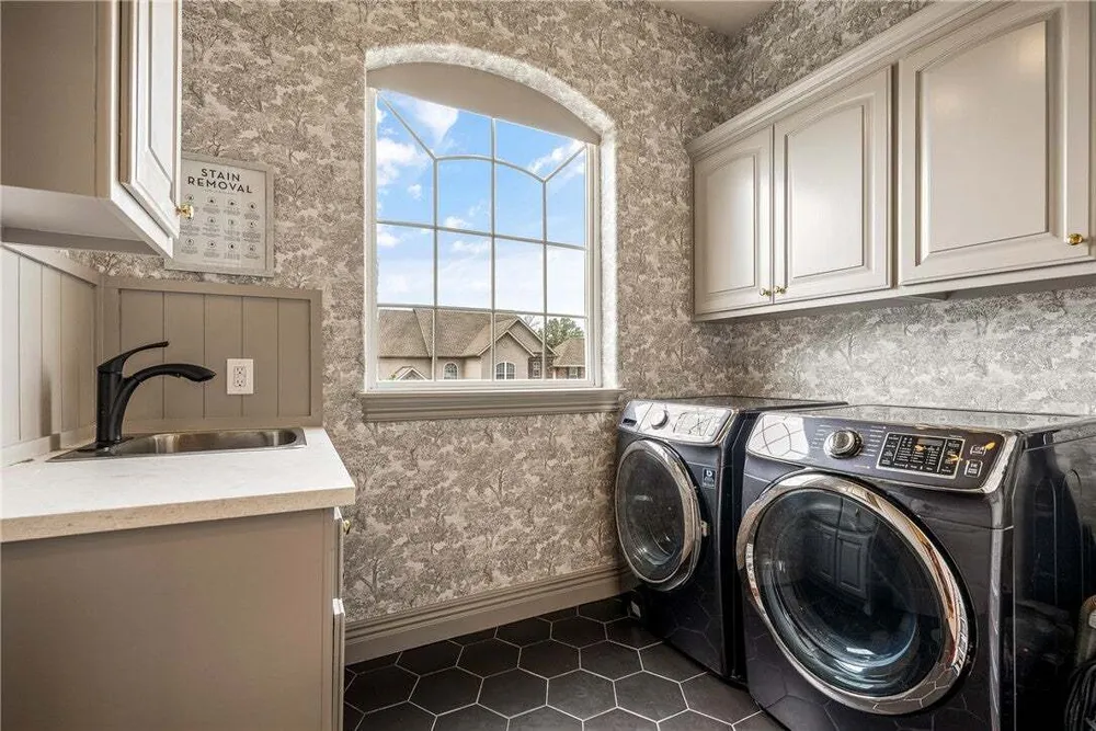 109 SE G Ct, Bentonville, AR 72712