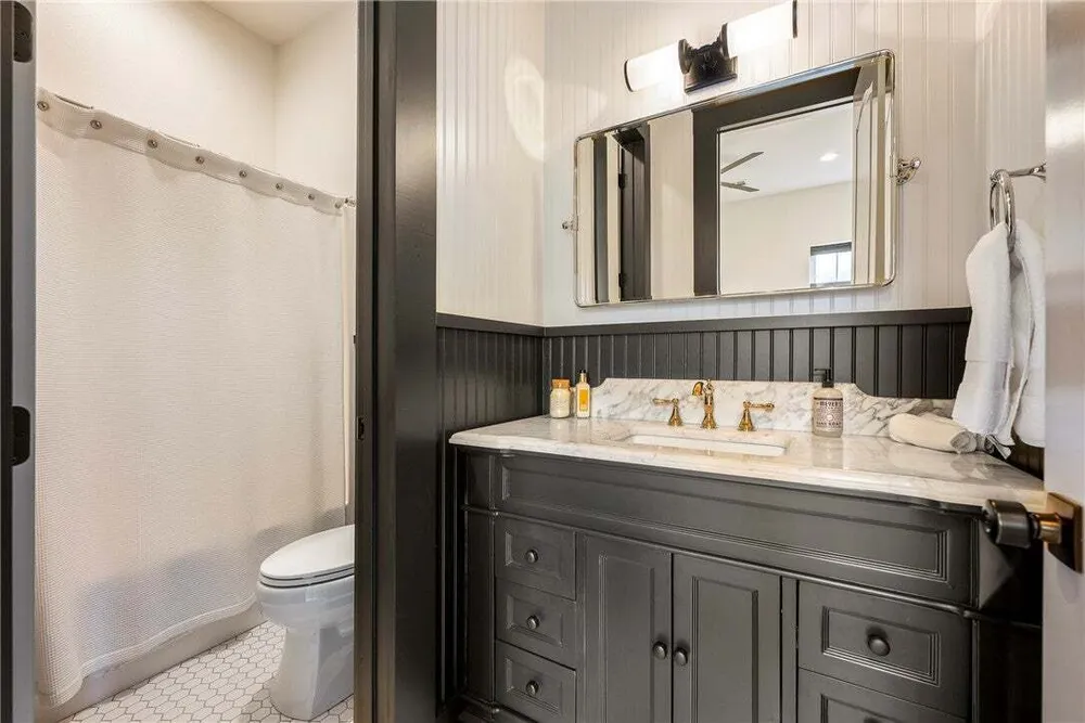 109 SE G Ct, Bentonville, AR 72712