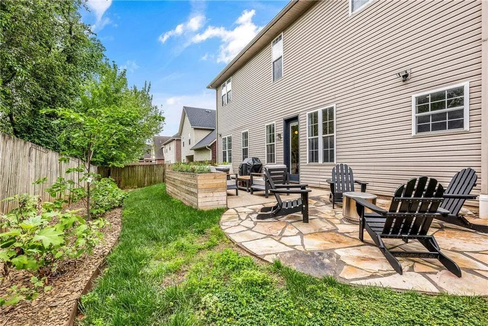 109 SE G Ct, Bentonville, AR 72712