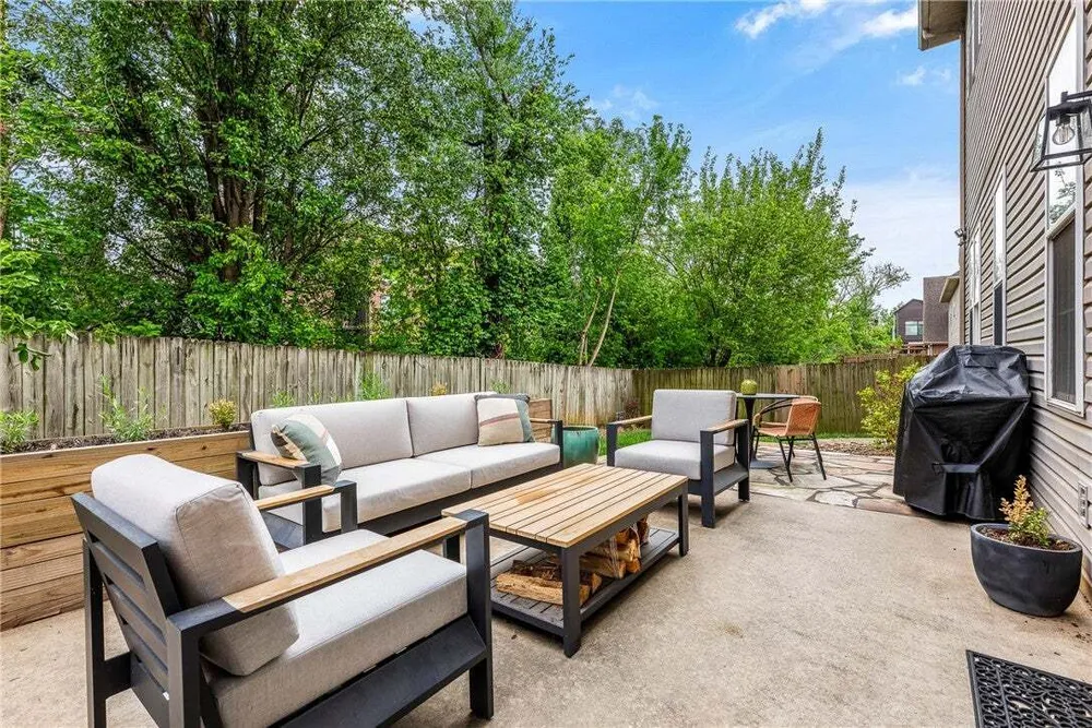 109 SE G Ct, Bentonville, AR 72712