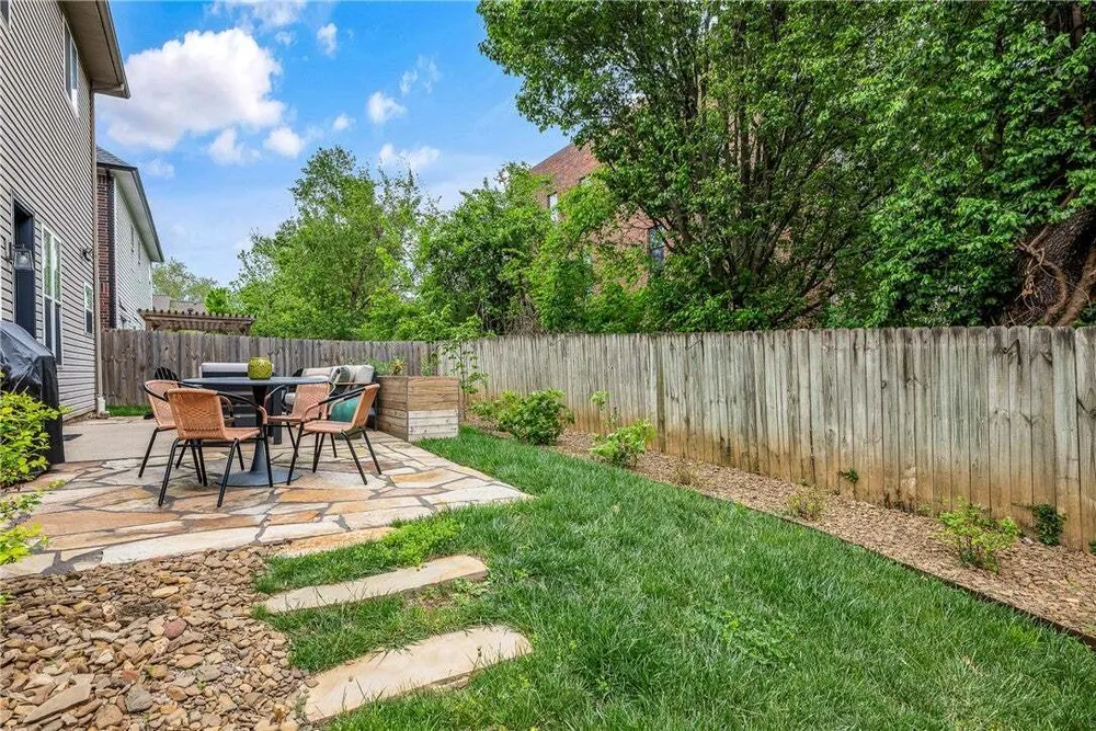 109 SE G Ct, Bentonville, AR 72712