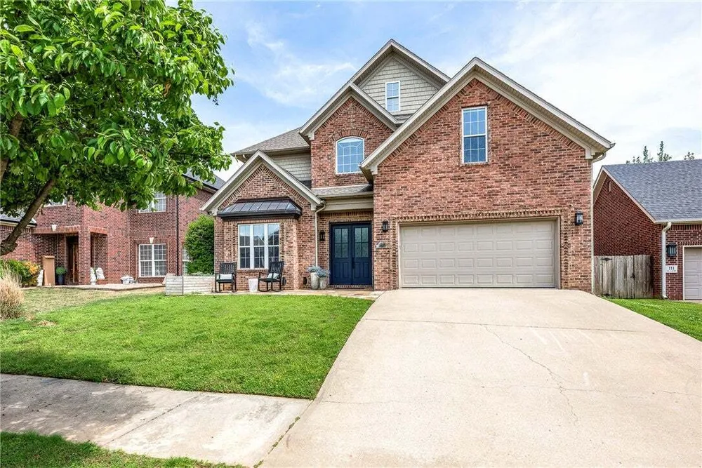 109 SE G Ct, Bentonville, AR 72712