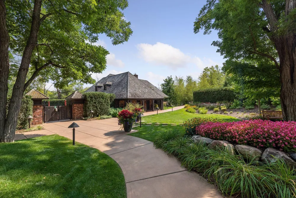 1610 Locust Hills Pl, Wayzata, MN 55391