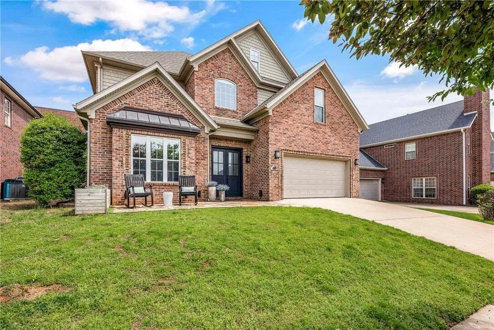 109 SE G Ct, Bentonville, AR 72712