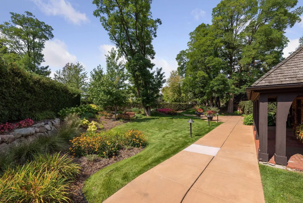 1610 Locust Hills Pl, Wayzata, MN 55391