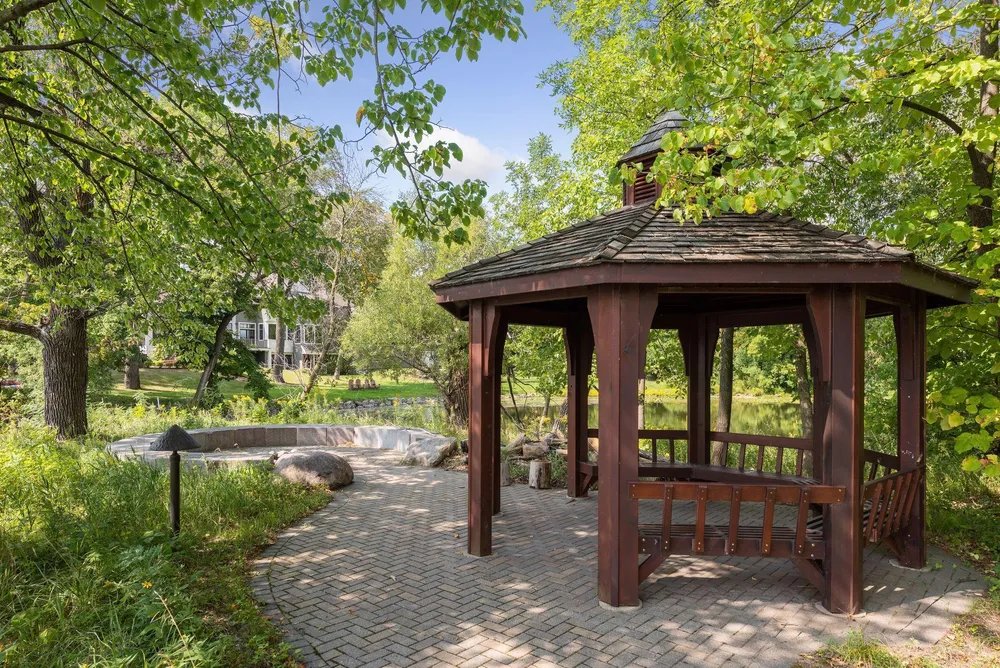 1610 Locust Hills Pl, Wayzata, MN 55391