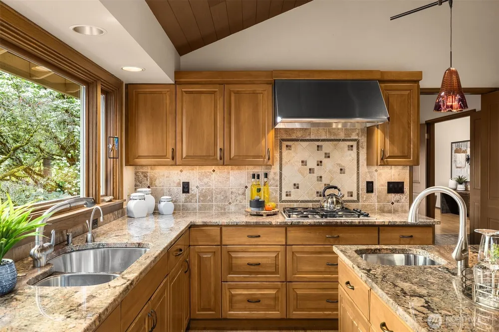 8440 W Mercer Way, Mercer Island, WA 98040