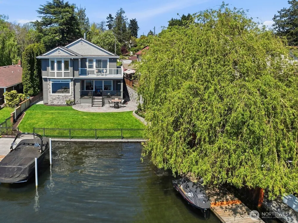 8696 Island Dr S, Seattle, WA 98118