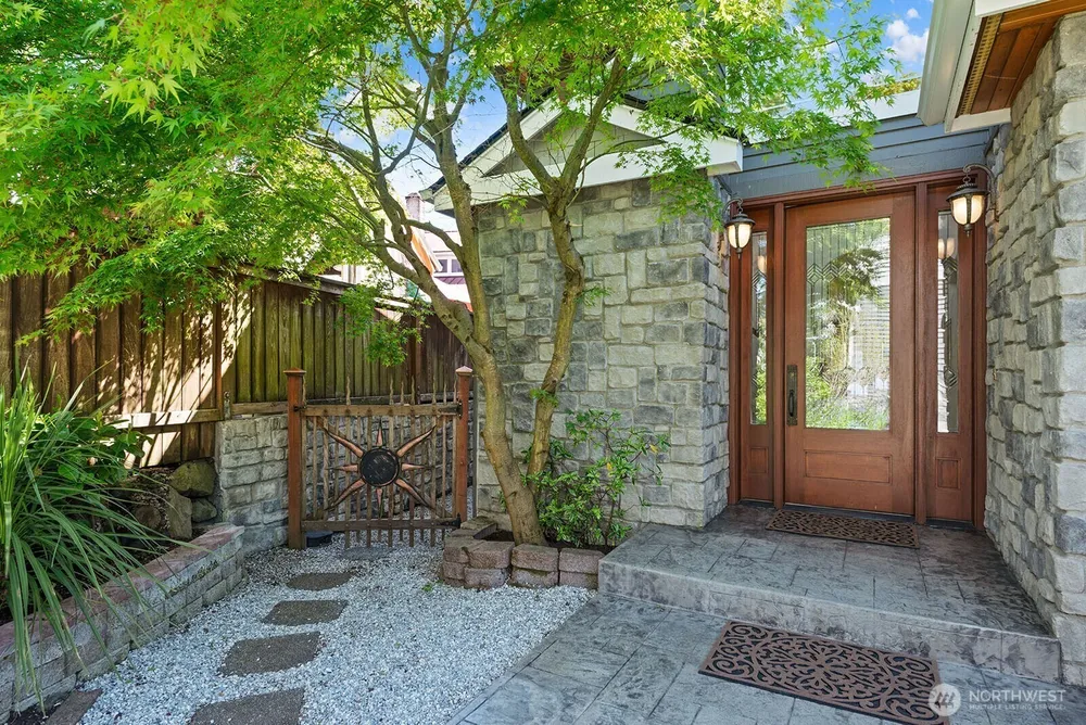 8696 Island Dr S, Seattle, WA 98118