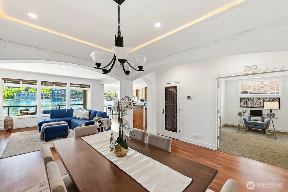 8696 Island Dr S, Seattle, WA 98118