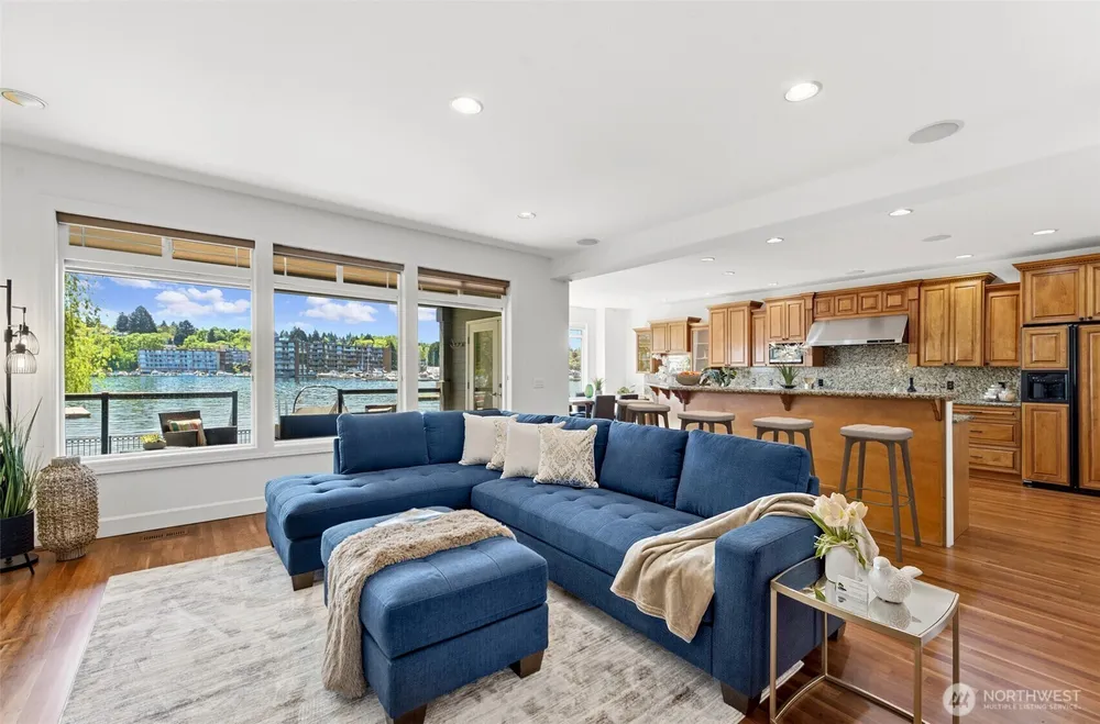 8696 Island Dr S, Seattle, WA 98118