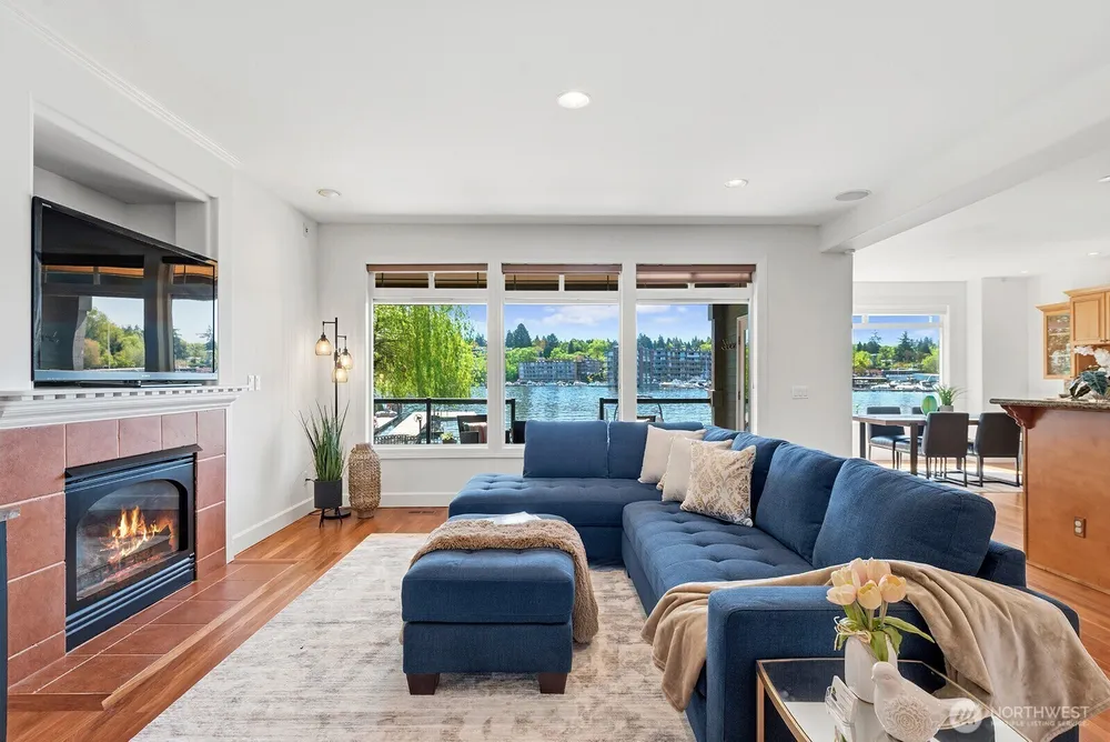 8696 Island Dr S, Seattle, WA 98118