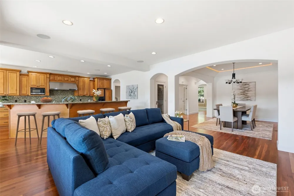 8696 Island Dr S, Seattle, WA 98118