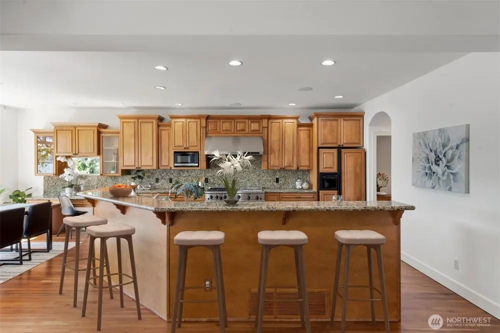 8696 Island Dr S, Seattle, WA 98118
