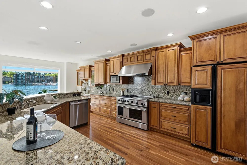 8696 Island Dr S, Seattle, WA 98118