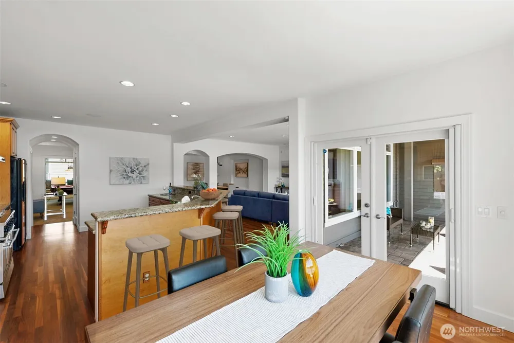 8696 Island Dr S, Seattle, WA 98118