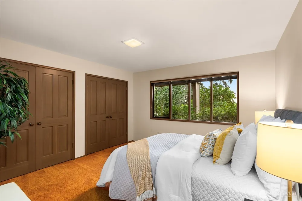 8440 W Mercer Way, Mercer Island, WA 98040