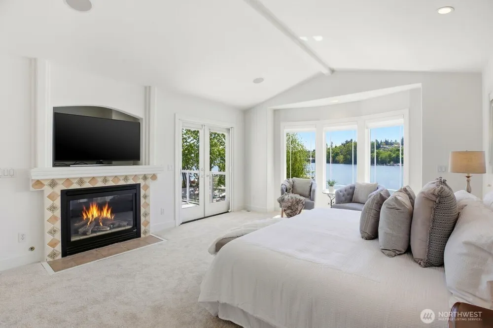 8696 Island Dr S, Seattle, WA 98118
