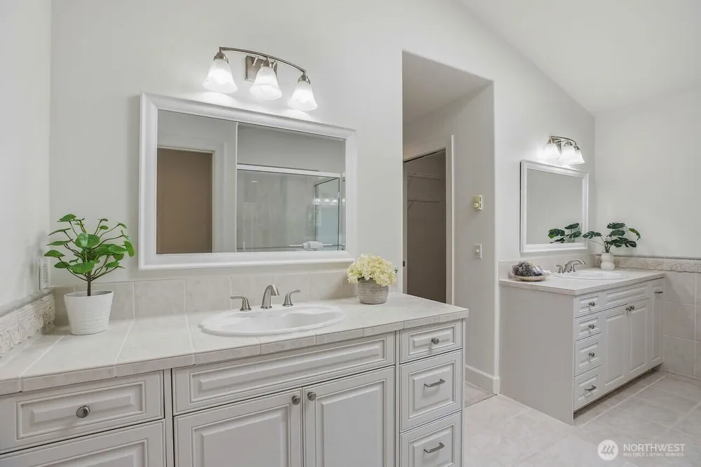 8696 Island Dr S, Seattle, WA 98118
