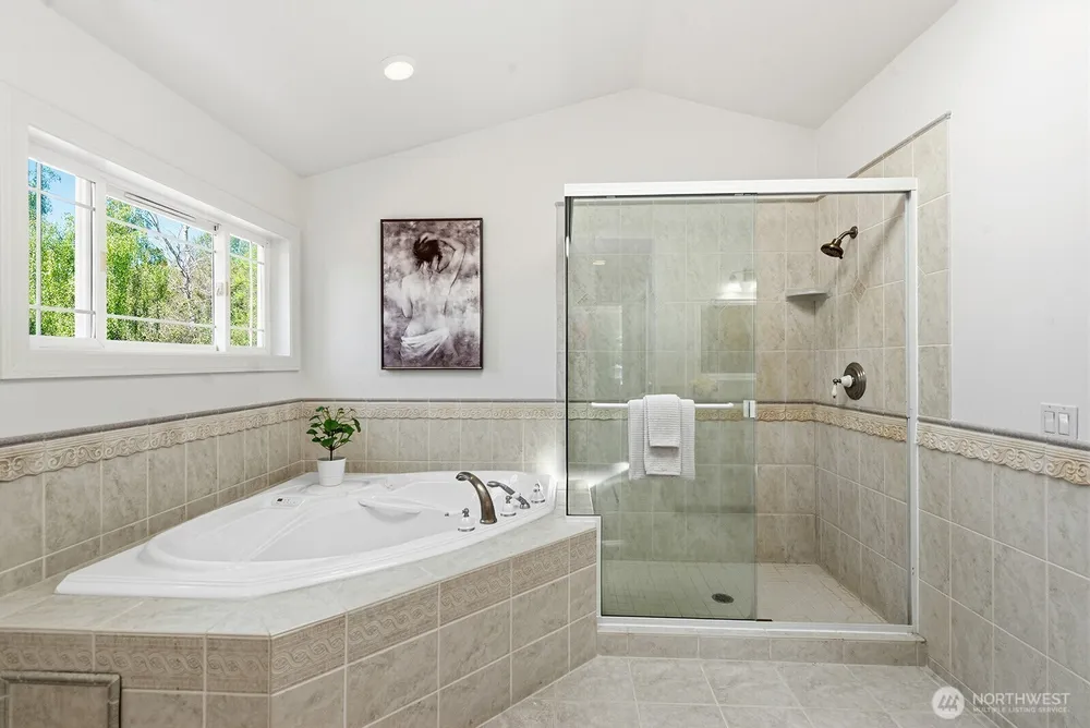 8696 Island Dr S, Seattle, WA 98118