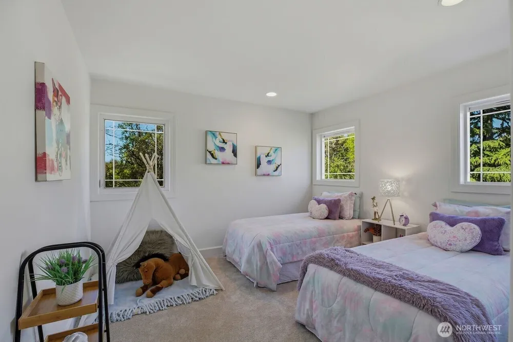 8696 Island Dr S, Seattle, WA 98118