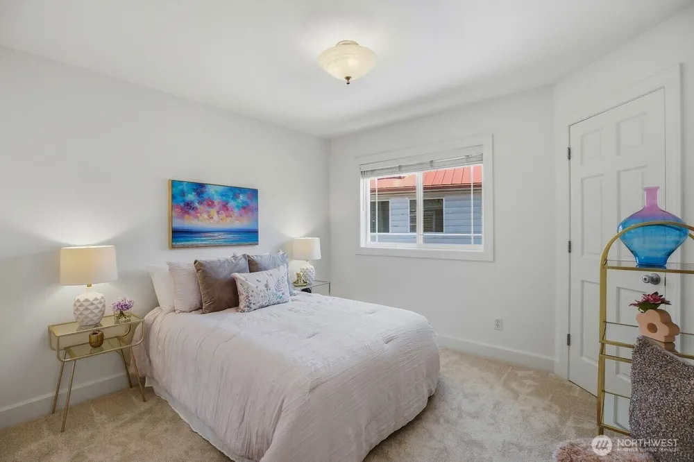 8696 Island Dr S, Seattle, WA 98118