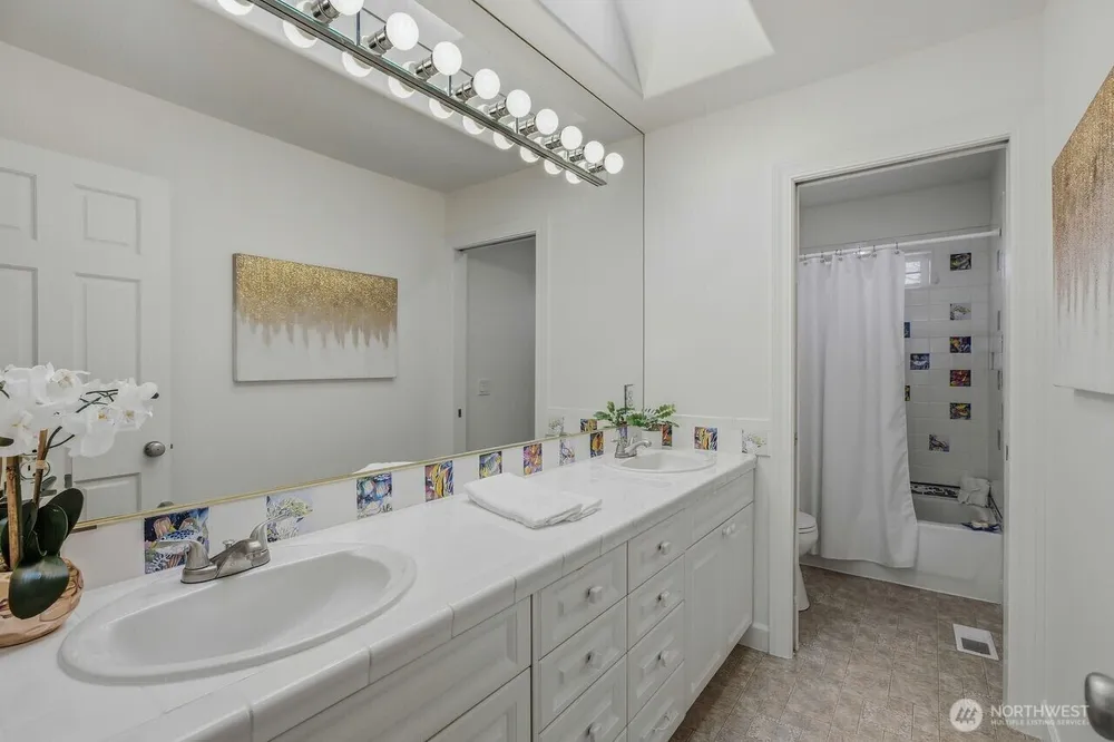 8696 Island Dr S, Seattle, WA 98118