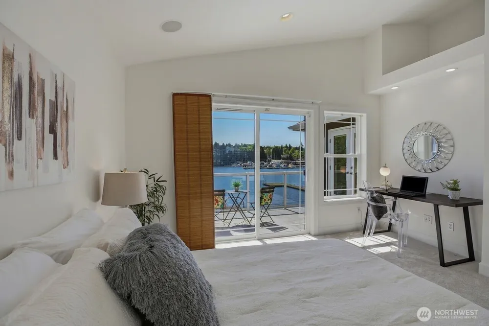 8696 Island Dr S, Seattle, WA 98118