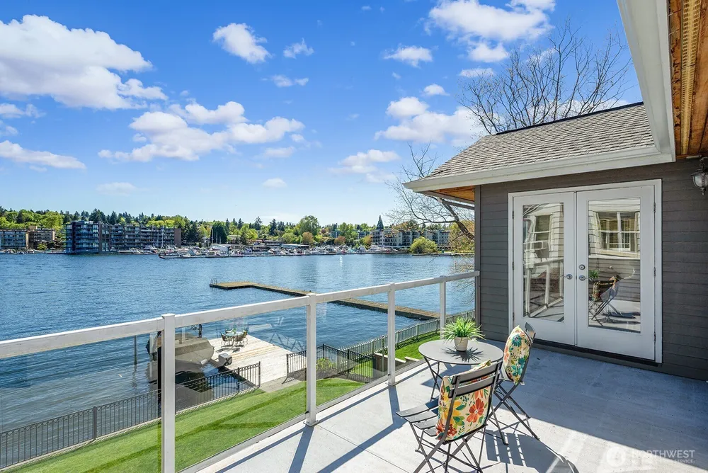 8696 Island Dr S, Seattle, WA 98118